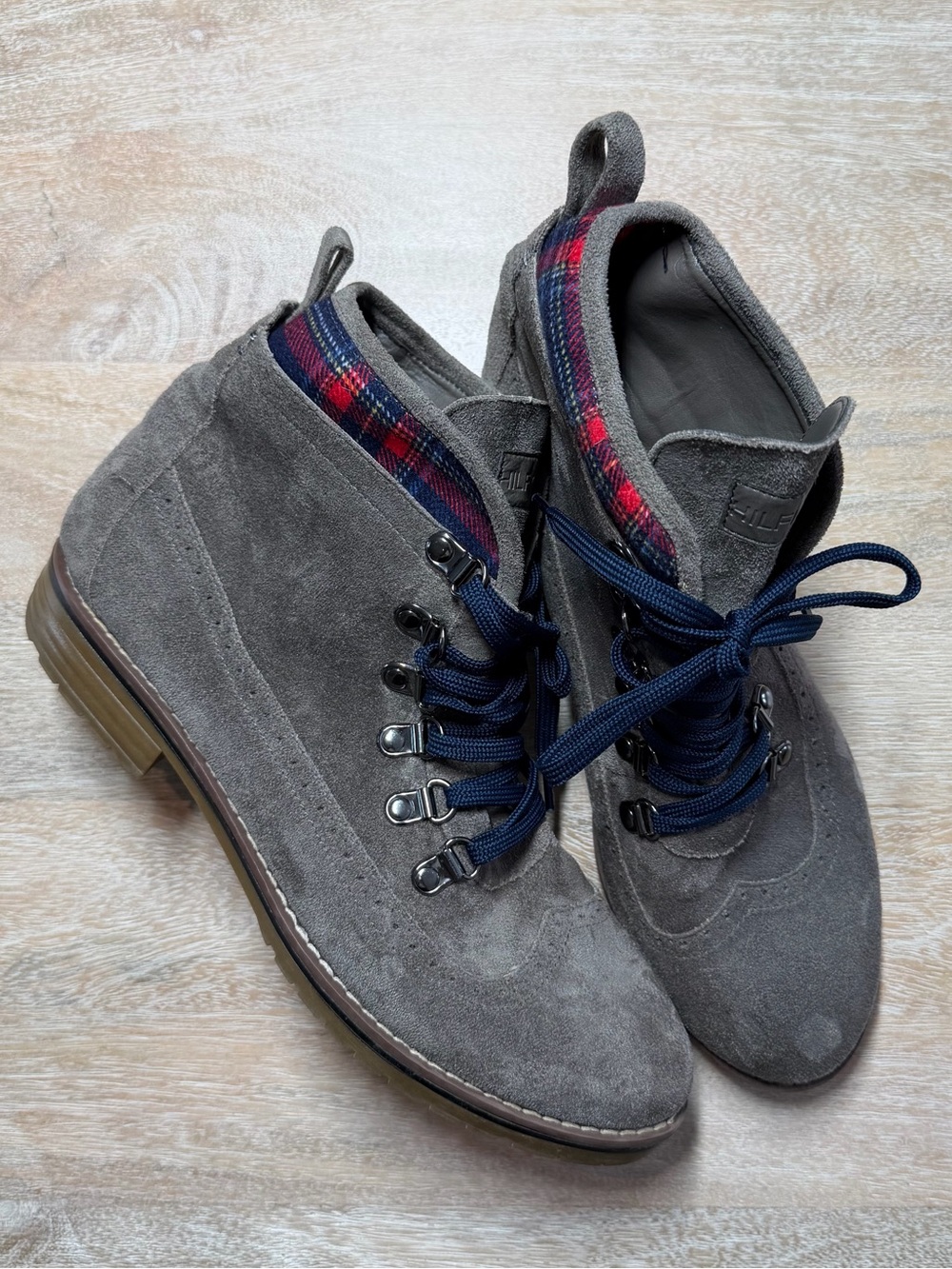 Tommy Hilfiger Twyazi Gray Suede Plaid Wingtip Ankle Boots Sz 8.5 American Prep